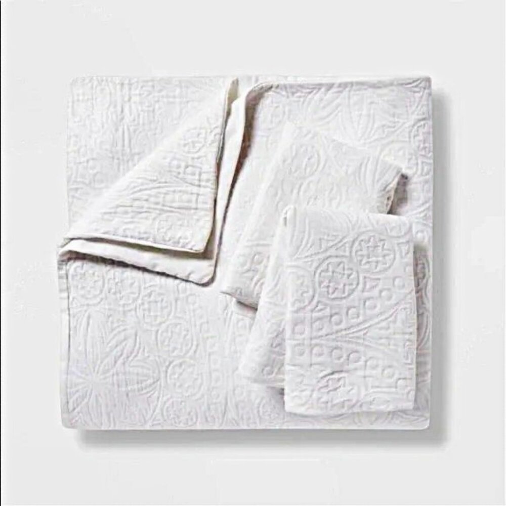 NWT :: Threshold King Size Duvet Cover Set :: White Matelasse Medallion